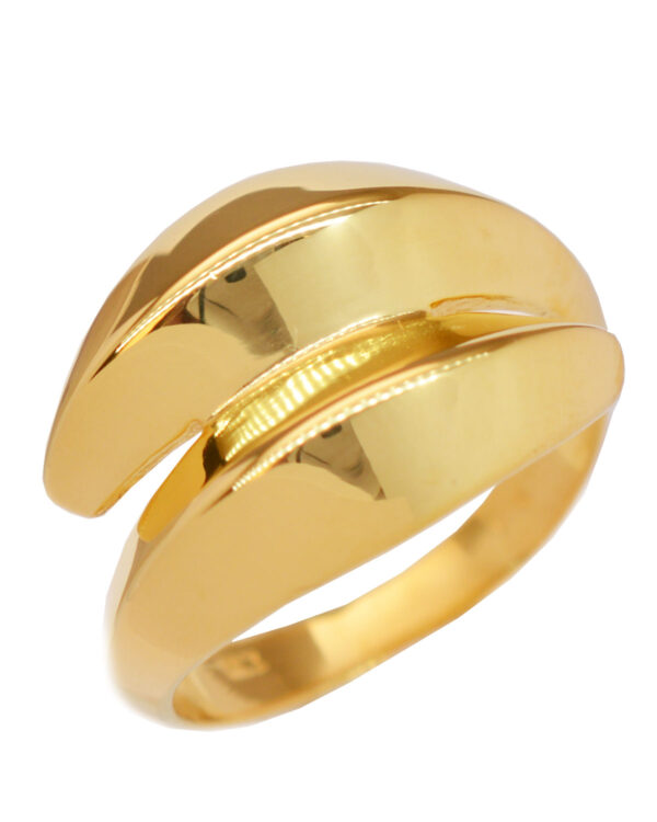 Ένα όμορφο και μοντέρνο δαχτυλίδι από επιχρυσωμένο ασήμι 925 της σειράς KIKI. Δώστε στυλ στην εμφάνισή σας με αυτό το υπέροχο κόσμημα.